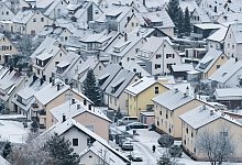 Schnee bedeckte Wohnh&auml;user - Silas Stein/dpa/dpa-tmn