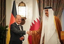 Olaf Scholz und der Emir von Katar - Kay Nietfeld/dpa