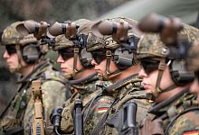 Bundeswehrsoldaten in Kampfausr&uuml;stung - Mohssen Assanimoghaddam/dpa