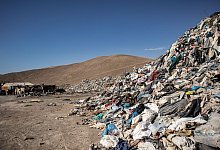 KINA - Klamotten türmen sich zu Müllbergen - Antonio Cossio/dpa