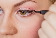 Eine Person zieht einen Lidstrich - Monique Wüstenhagen/dpa-tmn