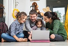 Onlinesuche nach einem Urlaubsangebot - Christin Klose/dpa-tmn