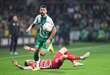 Werders Anthony Jung hat sich gegen den Augsburger Andre Hahn (am Boden) im Kampf um den Ball durchgesetzt. - Carmen Jaspersen/dpa