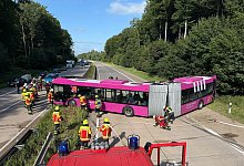 Unfall mit Bus auf der A24 - Daniel Bockwoldt/dpa