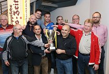 Alle Hände zum Pokal: Vertreter der Ausrichter haben Spaß mit dem Objekt der Begierde. - Paul Cohen