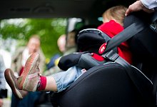 Mädchen sitzt in einem Kindersitz im Auto - Nicolas Armer/dpa/dpa-tmn