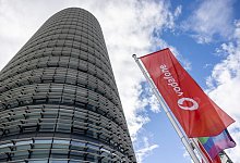 Vodafone-Flaggen vor der Deutschlandzentrale - Thomas Banneyer/dpa