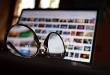 Eine Brille liegt auf einem Laptop - Karl-Josef Hildenbrand/dpa/dpa-tmn