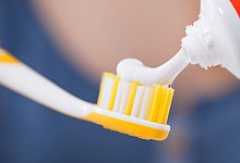 Zahnpasta auf einer Zahnbürste - Christin Klose/dpa-tmn