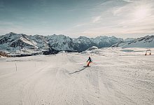 Eine Person beim Wintersport - Anya Censi/San Bernardino Swiss Alps/dpa-tmn