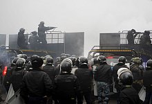 Polizisten - Foto: Vladimir Tretyakov/AP/dpa