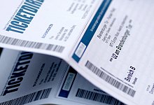 Zwei ausgedruckte Online-Tickets liegen &uuml;bereinander. - Foto: Florian Schuh/dpa-tmn