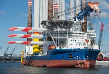Ein Hubschiff verl&auml;sst beladen mit Bauteilen f&uuml;r einen Offshore-Windpark den Hafen Mukran auf R&uuml;gen. Verb&auml;nde weisen daraufhin, dass deutsche H&auml;fen nicht gen&uuml;gend f&uuml;r den Windenergieausbau ger&uuml;stet sind. - Stefan Sauer/dpa-Zentralbild/dpa