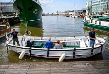 Wassertaxi in Bremerhaven - Foto: Mohssen Assanimoghaddam