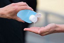 Desinfektionsmittel f&uuml;r H&auml;nde - Foto: Robert Michael/dpa-Zentralbild/dpa-tmn