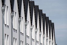 Reihenh&auml;user - Foto: Julian Stratenschulte/dpa