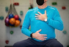 Ein Long-Covid-Patient macht in einer Reha-Klinik ein Atemtraining. Nicht immer ist die Corona-Infektion mit Erreichen des Genesenen-Status Geschichte. - Friso Gentsch/dpa