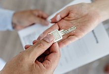 Schl&uuml;ssel&uuml;bergabe - Foto: Markus Scholz/dpa-tmn