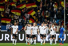 Timo Werner (2.v.r) jubelt mit seinen Mannschaftskollegen &uuml;ber seinen Treffer. - Christian Charisius/dpa