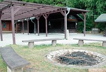 Beliebter Ort zum Feiern: Seit 28 Jahren besteht die Grillh&uuml;tte, die aufgrund der Pflege und ihrer Lage gerne gebucht wird. Da nach Ansicht der Stadt von ihr kein ruhest&ouml;render L&auml;rm ausgeht, darf sie auch weiterhin bis 24 Uhr genutzt werden. - Foto: Brinkmeier