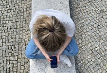 Eine Frau schaut auf ihr Smartphone - Ricarda Dieckmann/dpa-tmn