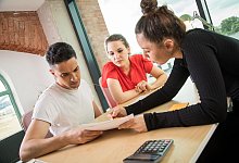 Drei Personen verhandeln über Geld - Christin Klose/dpa-tmn