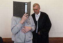 Andreas V. darf den Saal nicht verlassen, w&auml;hrend seine Opfer aussagen. Ein Antrag von Verteidiger Johannes Salmen (rechts) hat das Gericht abgelehnt. - Bernhard Preu&szlig;