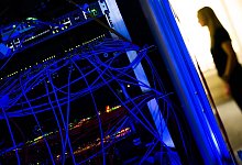 Ein Serverschrank mit blinkenden Lampen und Kabeln - Julian Stratenschulte/dpa/dpa-tmn