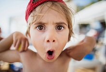 Ein Junge schneidet Grimassen - Nasos Zovoilis/Westend61/dpa-tmn