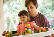 Vater spielt mit seiner Tochter - Christin Klose/dpa-tmn