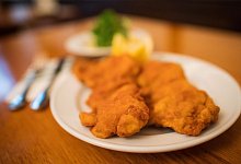 Zwei Wiener Schnitzel werden in einem Restaurant serviert. - Christian Bruna/epa/dpa