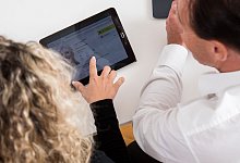 Zwei Menschen sitzen in einem Büro und sichten Bewerber - Christin Klose/dpa-tmn/dpa