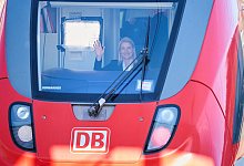 Evelyn Palla in einem Regionalzug - Annette Riedl/dpa