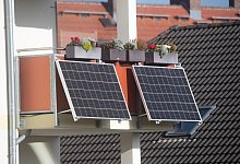 Solarmodule für ein Balkonkraftwerk an einem Balkon - Stefan Sauer/dpa