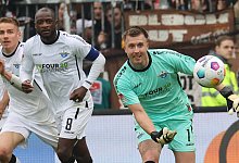 Ball im Blick, Torhueter Pelle Boevink (SC Paderborn 07) Fussball, 2.Liga, Saison 2023-2024, Herren, FC St.Pauli gegen S - Imago Images