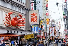Krabben-Figur an einer Hausfassade im Viertel Dotonbori in Osaka - Osaka Convention & Tourism Bureau/dpa-tmn