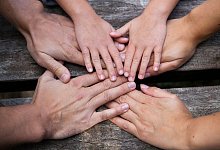 Familienmitglieder legen die Hände aufeinander - Silvia Marks/dpa-tmn