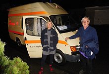 Hilfsmittel f&uuml;r betagte Bed&uuml;rftige auf Korfu: Ulrike Stender (Diplom-Psychologin und stellvertretende Vorsitzende des Vereins &bdquo;Partner f&uuml;r Korfu e.V.") mit Christoph Pompe (Landespfarrer der Johanniter-Unfall-Hilfe im Regionalverband Lippe-H&ouml;xter) wollen auch in Corona-Zeiten mit vereinten Kr&auml;ften helfen. - Johanniter