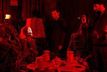 In einem geheimen Zimmer finden Carl Moerck (Nikolaj Lie Kaas, l) und Assad (Fares Fares) den bizarren Tatort. - Henrik Ohsten/ZDF/dpa