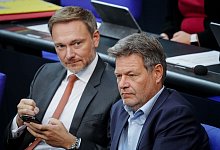 Christian Lindner (l, FDP), Bundesminister der Finanzen, und Robert Habeck (Bündnis 90/Die Grünen), Bundesminister für Wirtschaft und Klimaschutz, nehmen an der Sitzung des Bundestags teil. - Kay Nietfeld/dpa