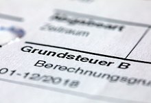 Abgabenbescheid für die Entrichtung der Grundsteuer. - Jens Büttner/dpa-zentralbild/dpa