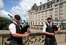 Bei der Wachablösung der Nationalgarde am Parliament Hill ertönen auch Dudelsäcke. - Bernhard Krieger/dpa-tmn