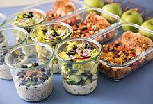 Meal Prep mit Salat, Dessert und Hauptgericht mit Hühnchen - Christin Klose/dpa-tmn