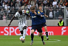 Eversbergs Amara Conde (l.) im Zweikampf mit Jonas Therkelsen. - Harald Tittel/dpa