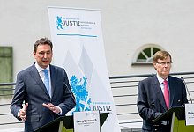 Zum Abschluss der Justizministerkonferenz geben Georg Eisenreich (Bayern, l) und Peter Biesenbach (NRW) eine Pressekonferenz. - Stefan Puchner/dpa