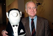 Loriot mit Knollennasen-Figur - Karlheinz Schindler/dpa