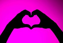 Zwei Hände formen ein Herz - Sina Schuldt/dpa/dpa-tmn