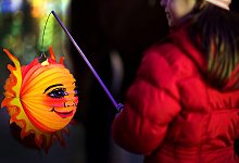 Mädchen mit Laterne beim Lampenumzug - Arno Burgi/dpa-Zentralbild/dpa-tmn