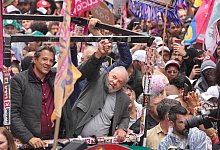 Fernando Haddad (l), Gouverneurskandidat der Arbeiterpartei, und Brasiliens ehemaliger Pr&auml;sident Luiz Inacio Lula da Silva, gestikulieren w&auml;hrend einer Wahlkampfveranstaltung einen Tag vor den Parlamentswahlen. - Andre Penner/AP/dpa