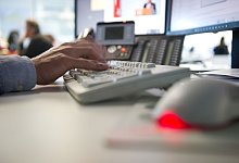 Arbeitsplatz mit Computer - Foto: Daniel Naupold/dpa